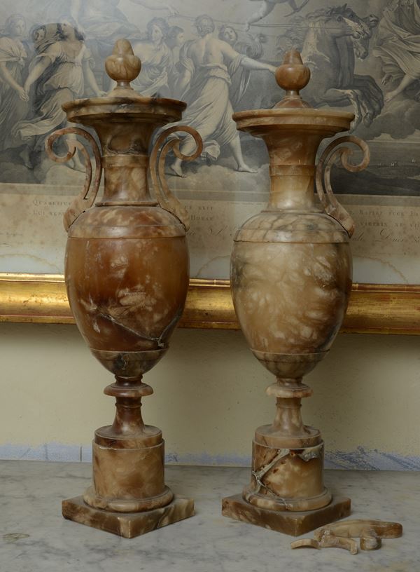 Coppia di vasi in alabastro