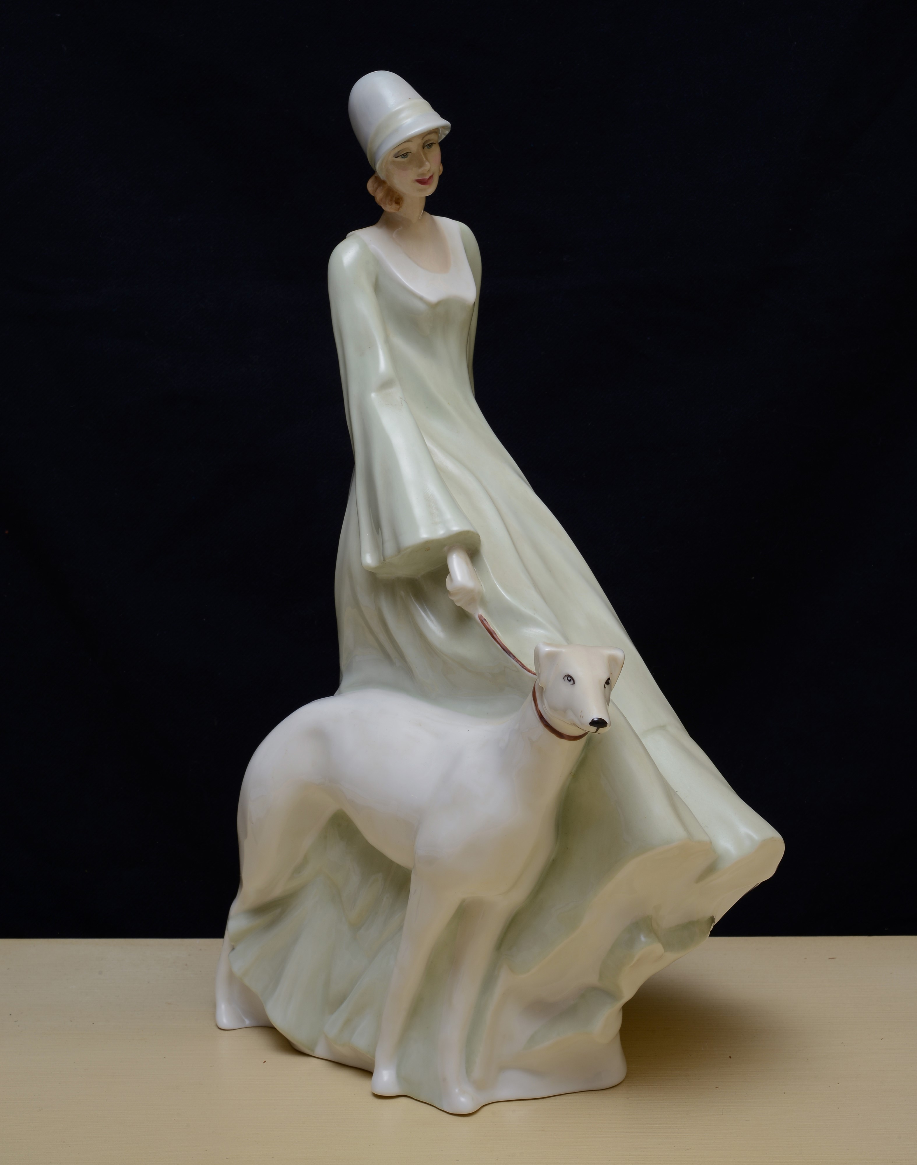 Figura Femminile con Levriero