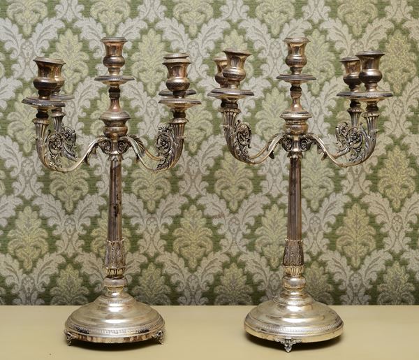 Coppia di grandi candelabri in argento  - Asta ANTIQUARIATO E OGGETTI D'ARTE - Pananti Online