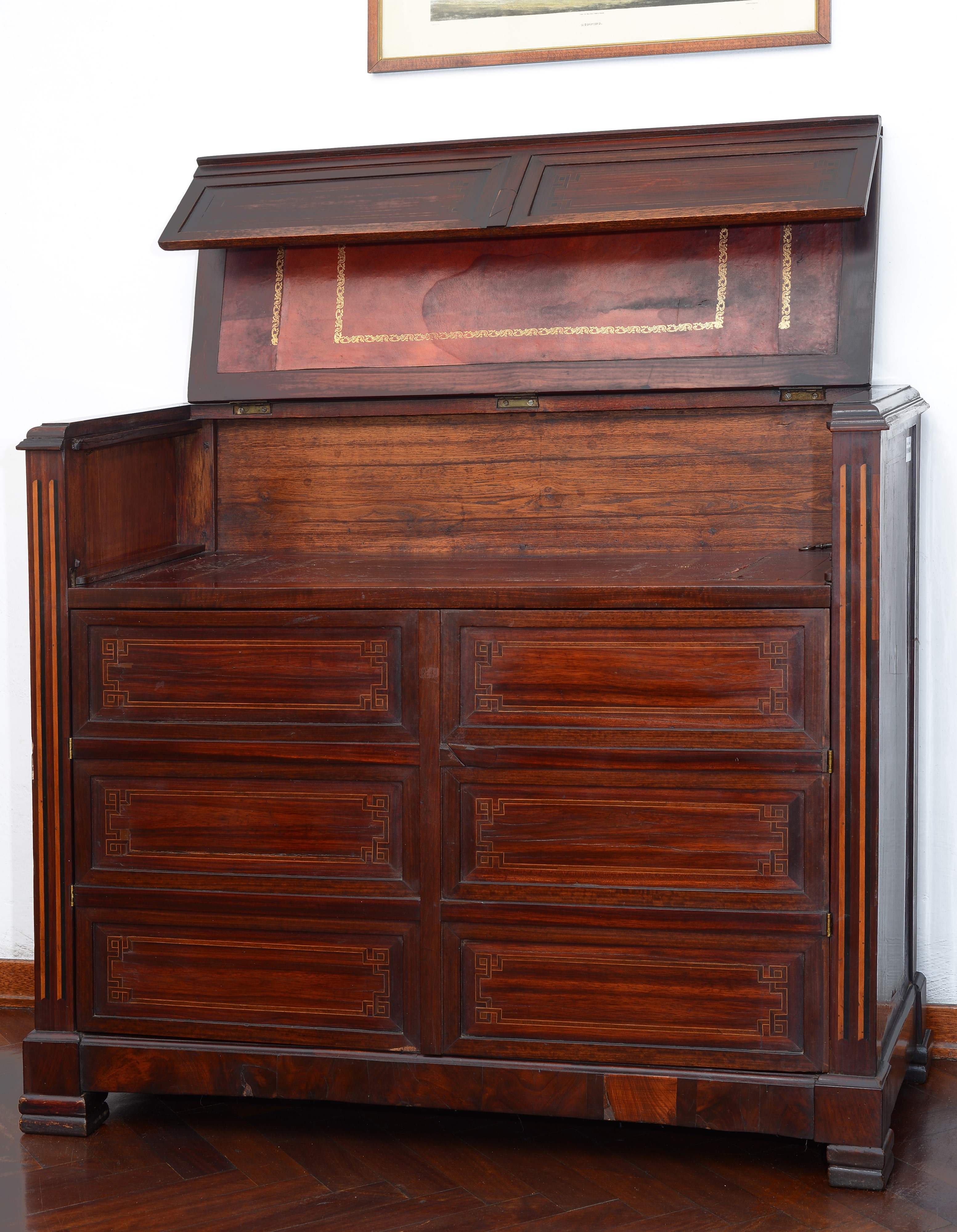 Credenza in Noce e Altre Essenze