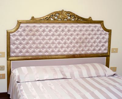 Testata per Letto Matrimoniale in Legno Intagliato e Dorato