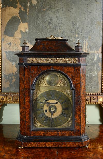 Grande Orologio con Cassa Interamente Impiallacciata in Radica