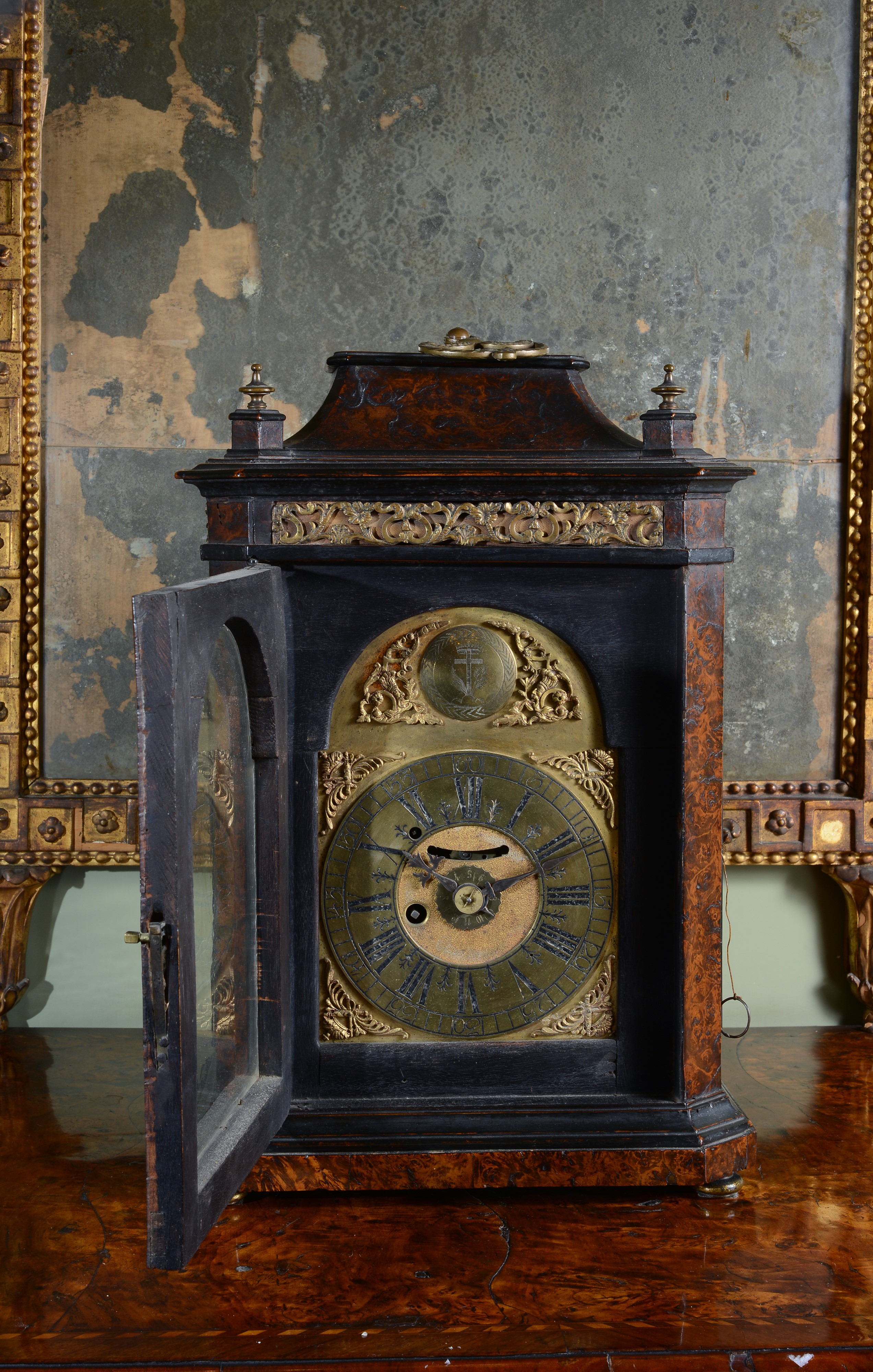 Grande Orologio con Cassa Interamente Impiallacciata in Radica