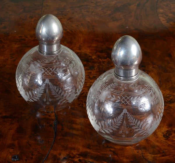 Coppia di flaconi porta essenze in vetro molato e argento