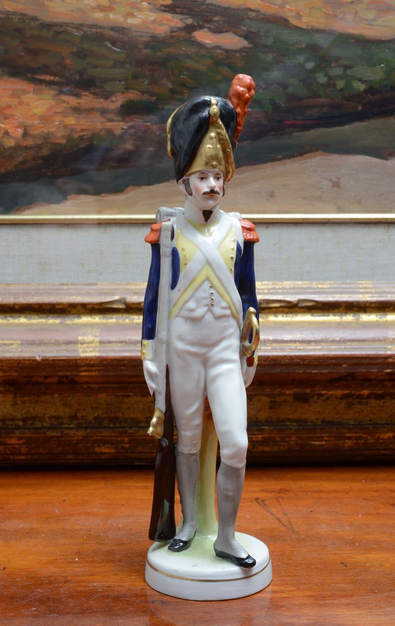 Figura di Ufficiale in Porcellana Policroma