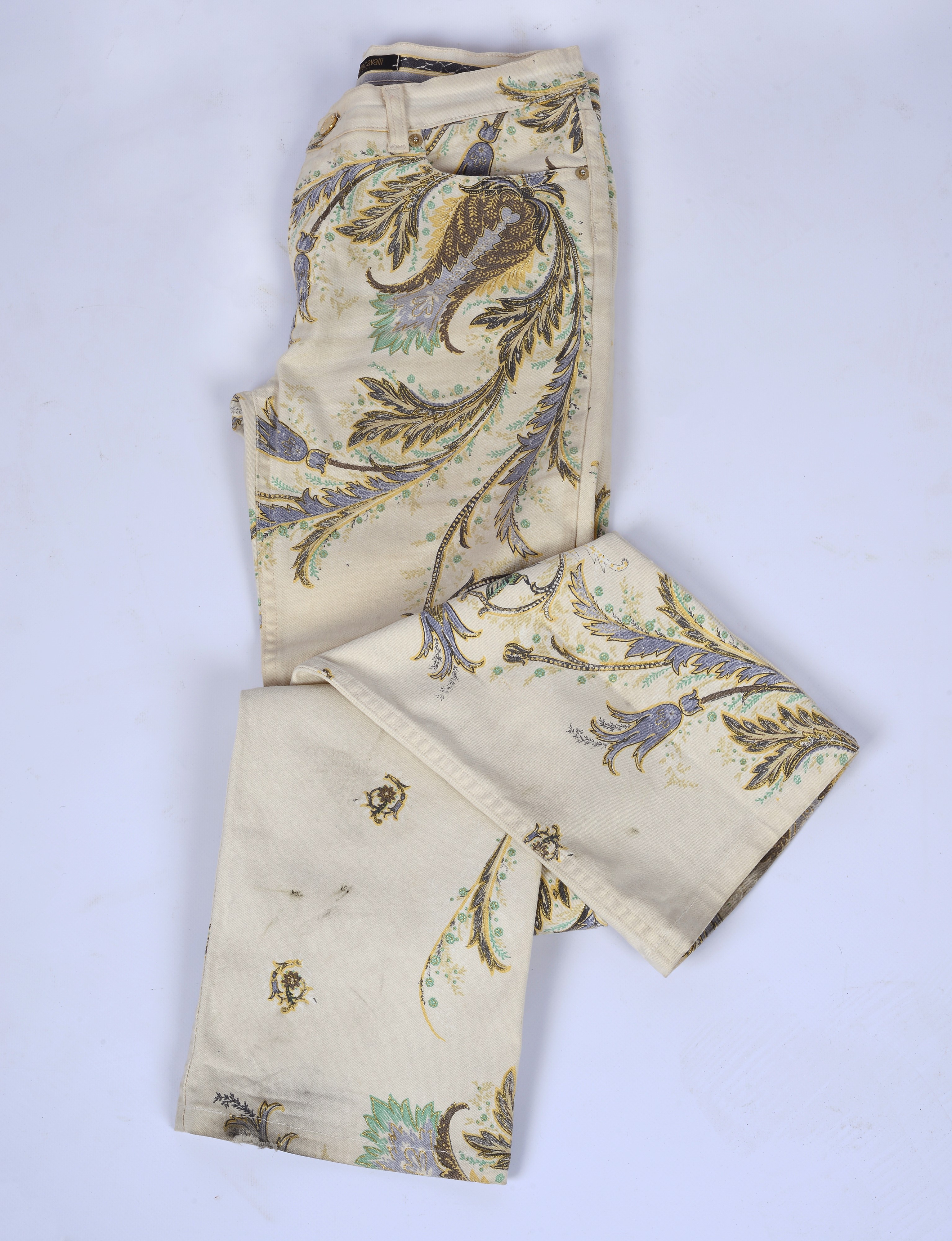 Completo composto da camicia in seta bianca con stampa floreale e pantalone in cotone