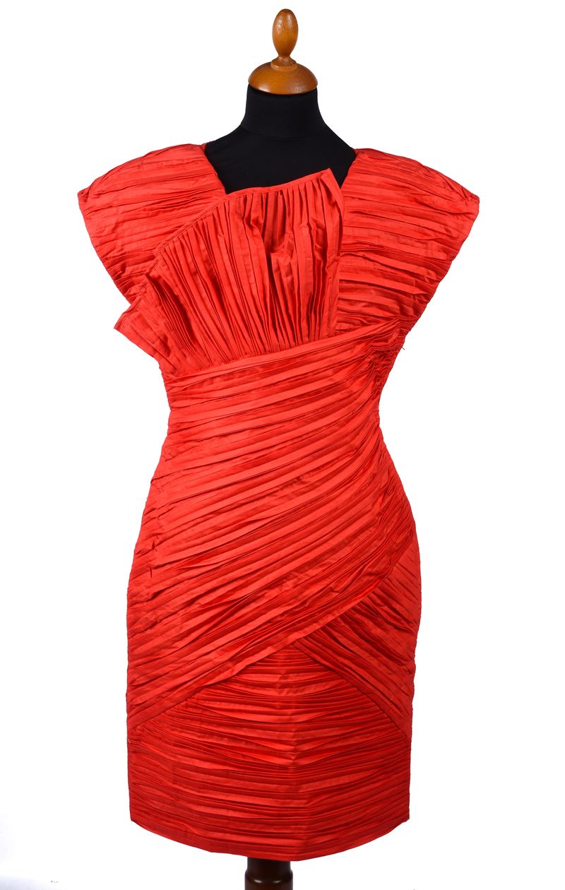 Abito da cocktail in seta rossa plissettata