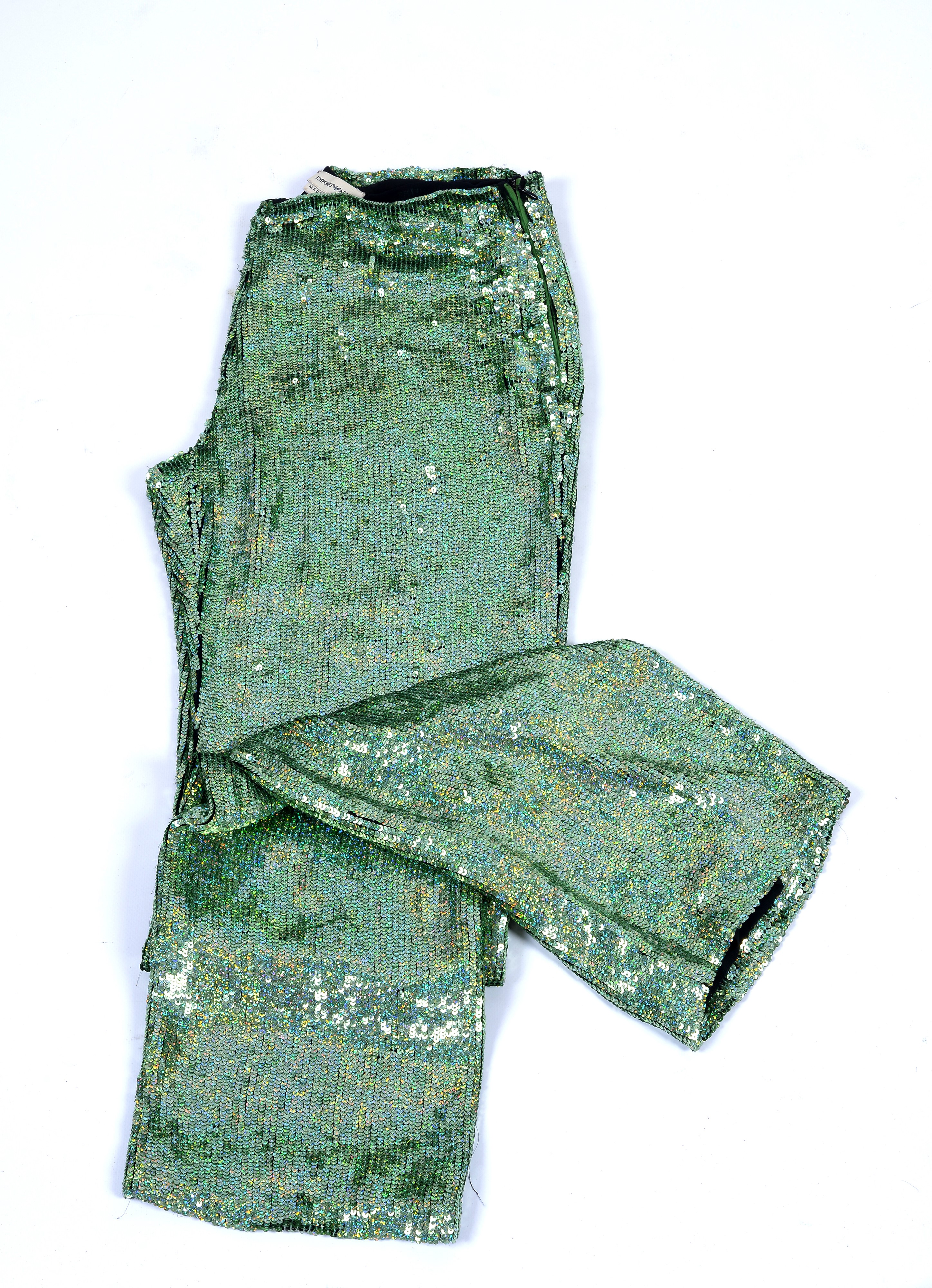 Completo in seta nera completamente ornato da paillettes verdi