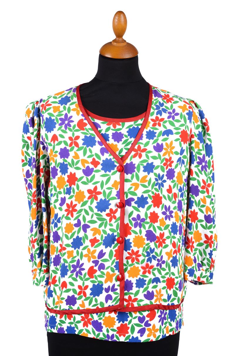 Completo in seta a stampa floreale multicolor su fondo panna