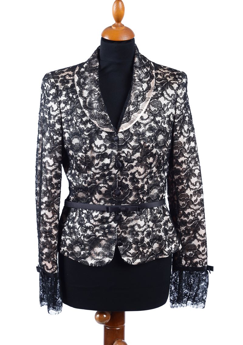 Completo in pizzo nero e seta rosa