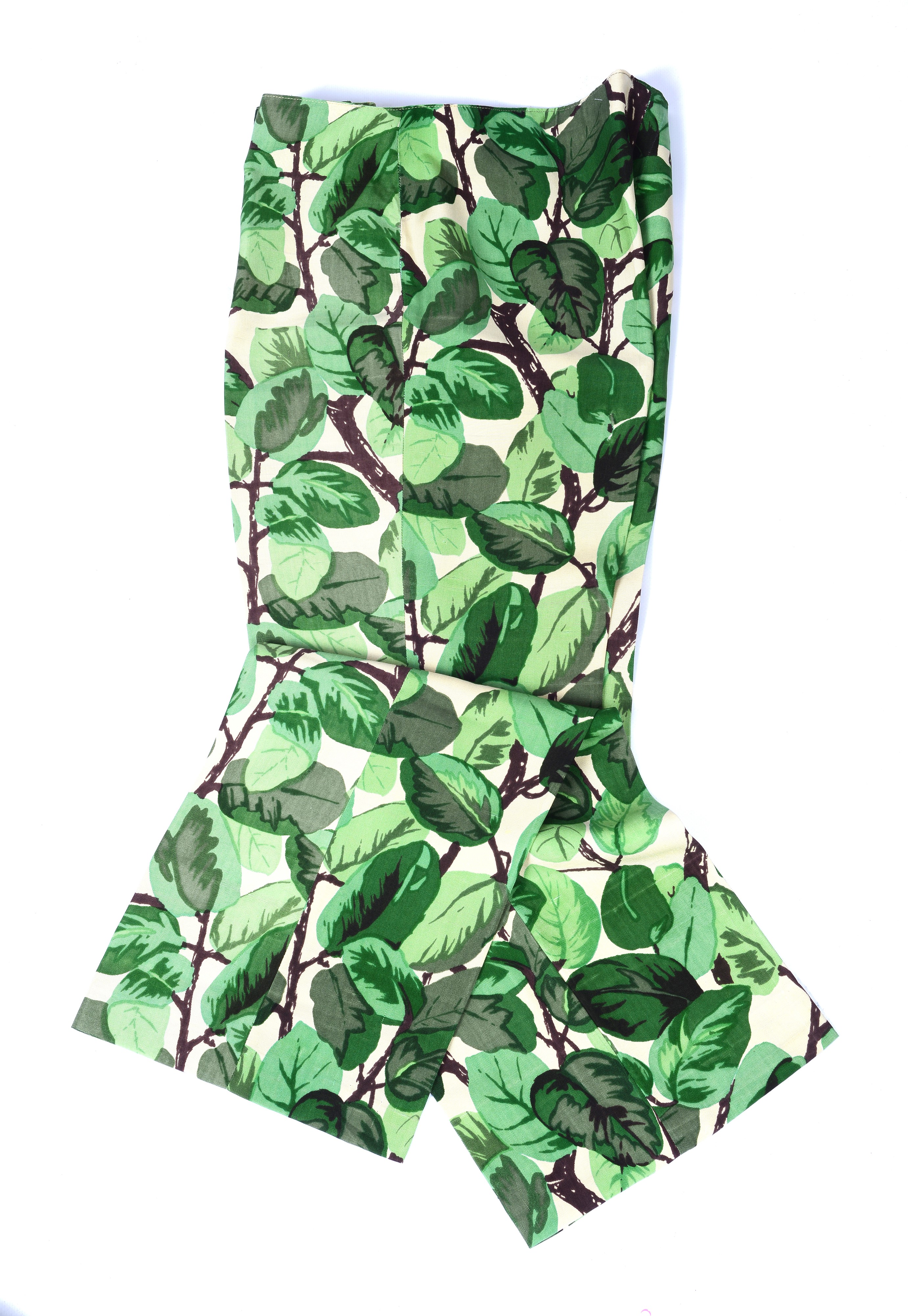 Completo in seta bianca a stampa floreale nei toni del verde