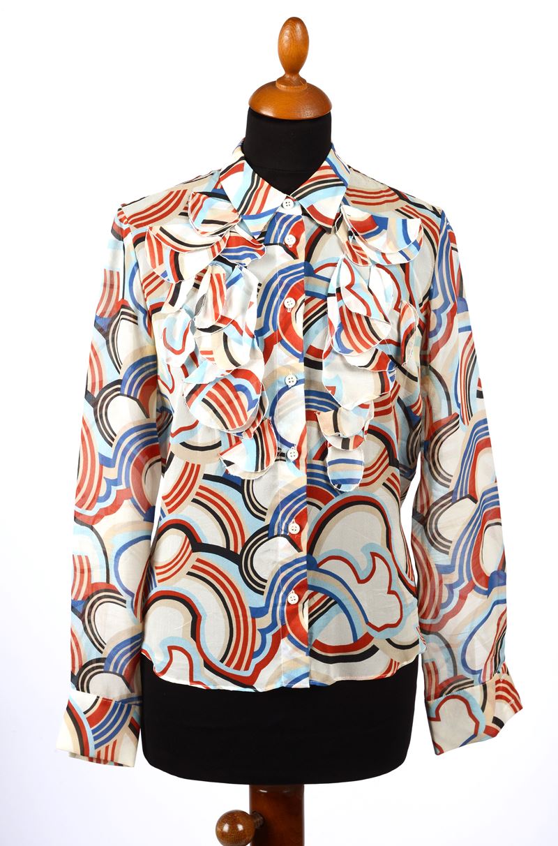 Completo in seta a motivo astratto nei toni del rosso