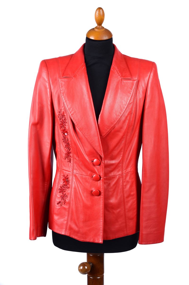 Completo in pelle rossa composto da giacca monopetto e pantalone a pinocchietto