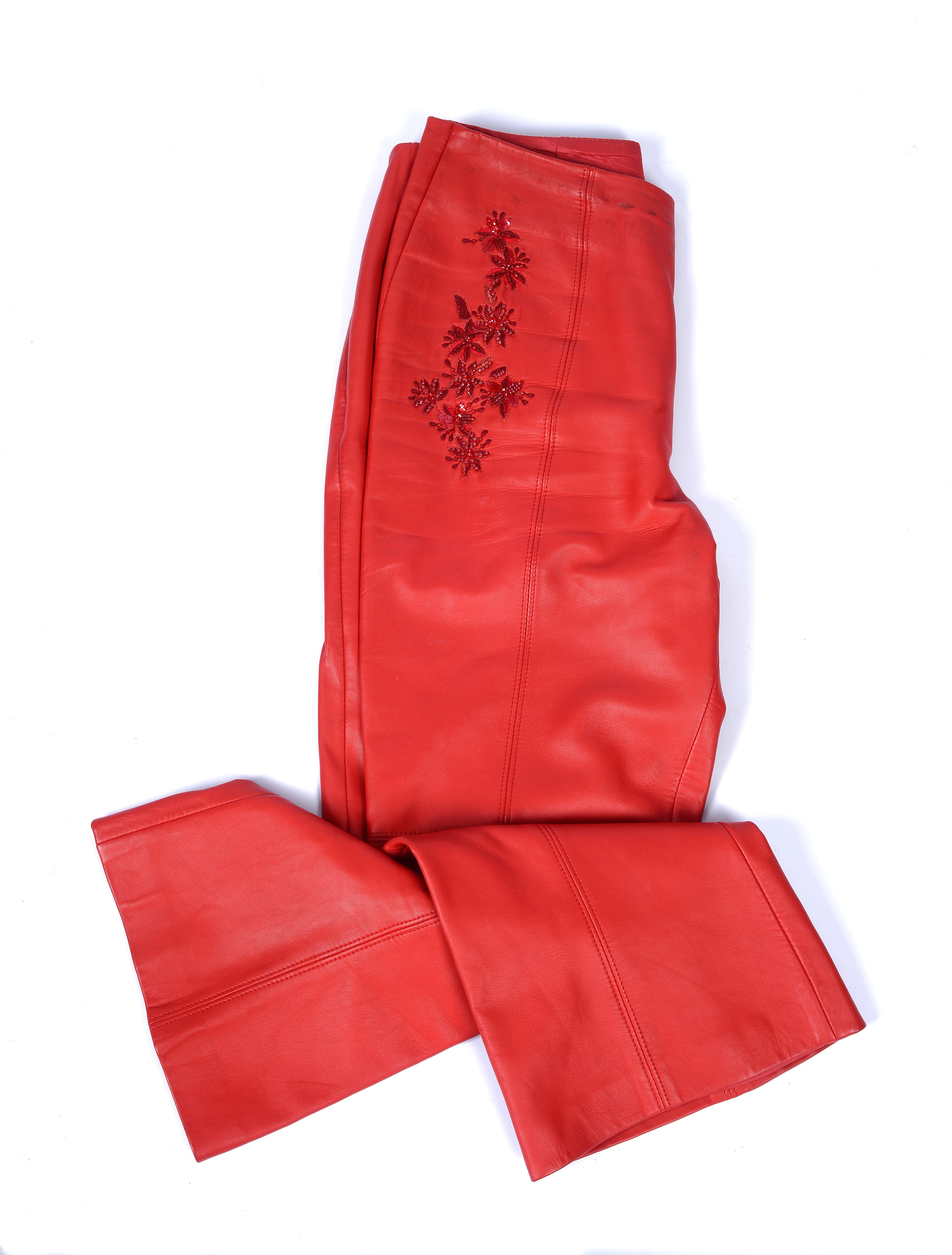 Completo in pelle rossa composto da giacca monopetto e pantalone a pinocchietto