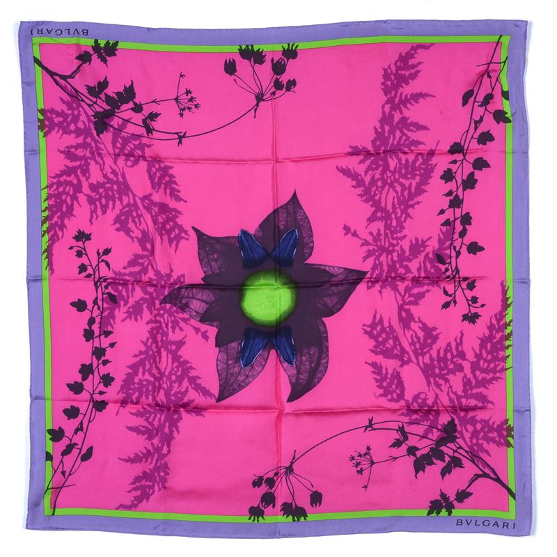 Foulard in seta con motivo floreale su fondo fucsia