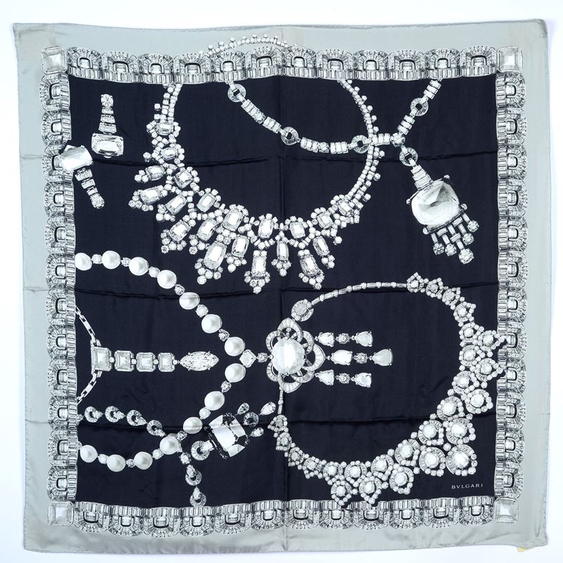 Foulard in seta con motivo di gioielli bianchi su fondo nero