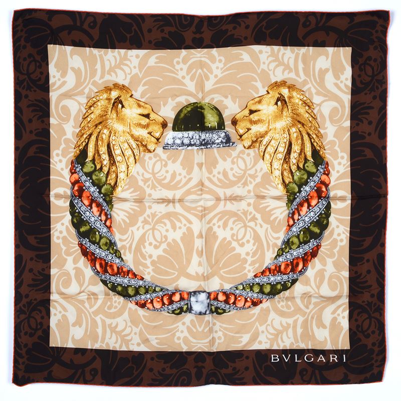 Foulard in seta con motivo di gioiello al centro su fondo beige