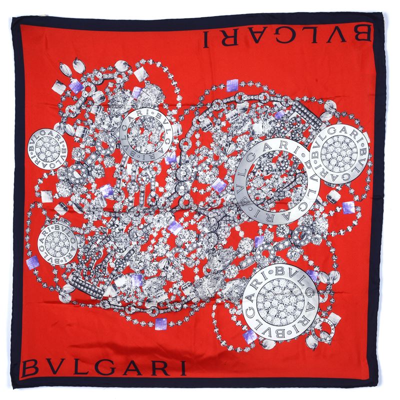 Foulard in seta con motivo di gioielli su fondo rosso