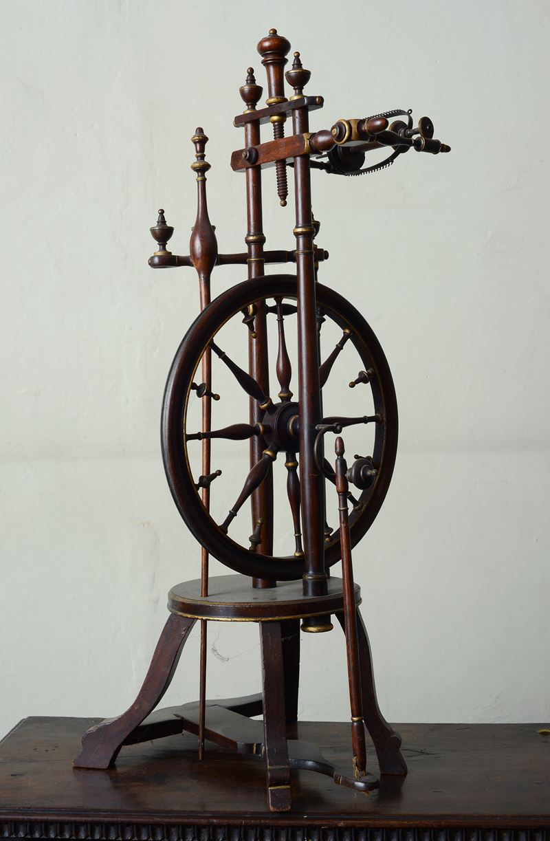 Antico Arcolaio in Legno