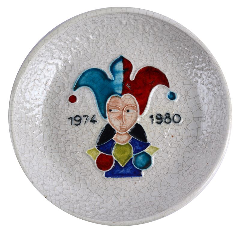 Piatto in ceramica con Jolly nel cavetto