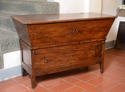 Madia in Legno Tenero, con Applicazione di Borchie in Metallo Brunito