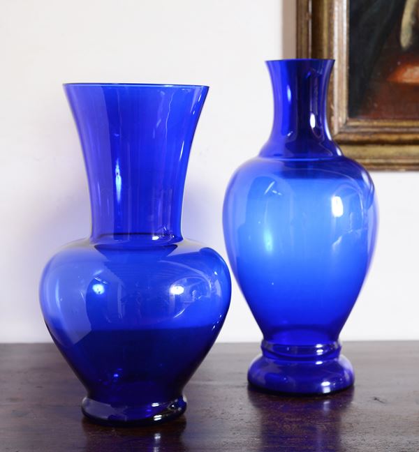 Due vasi in vetro blu