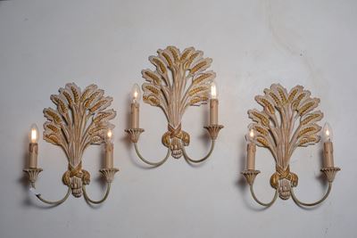 Serie di Tre Appliques in Legno Intagliato e Laccato