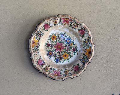 Serie di Tre Piatti Decorativi in Ceramica