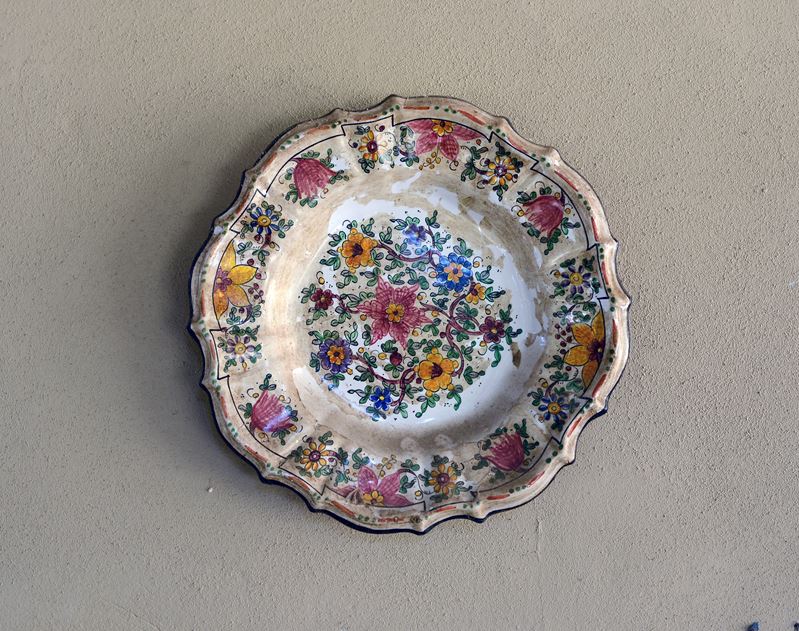 Serie di Tre Piatti Decorativi in Ceramica