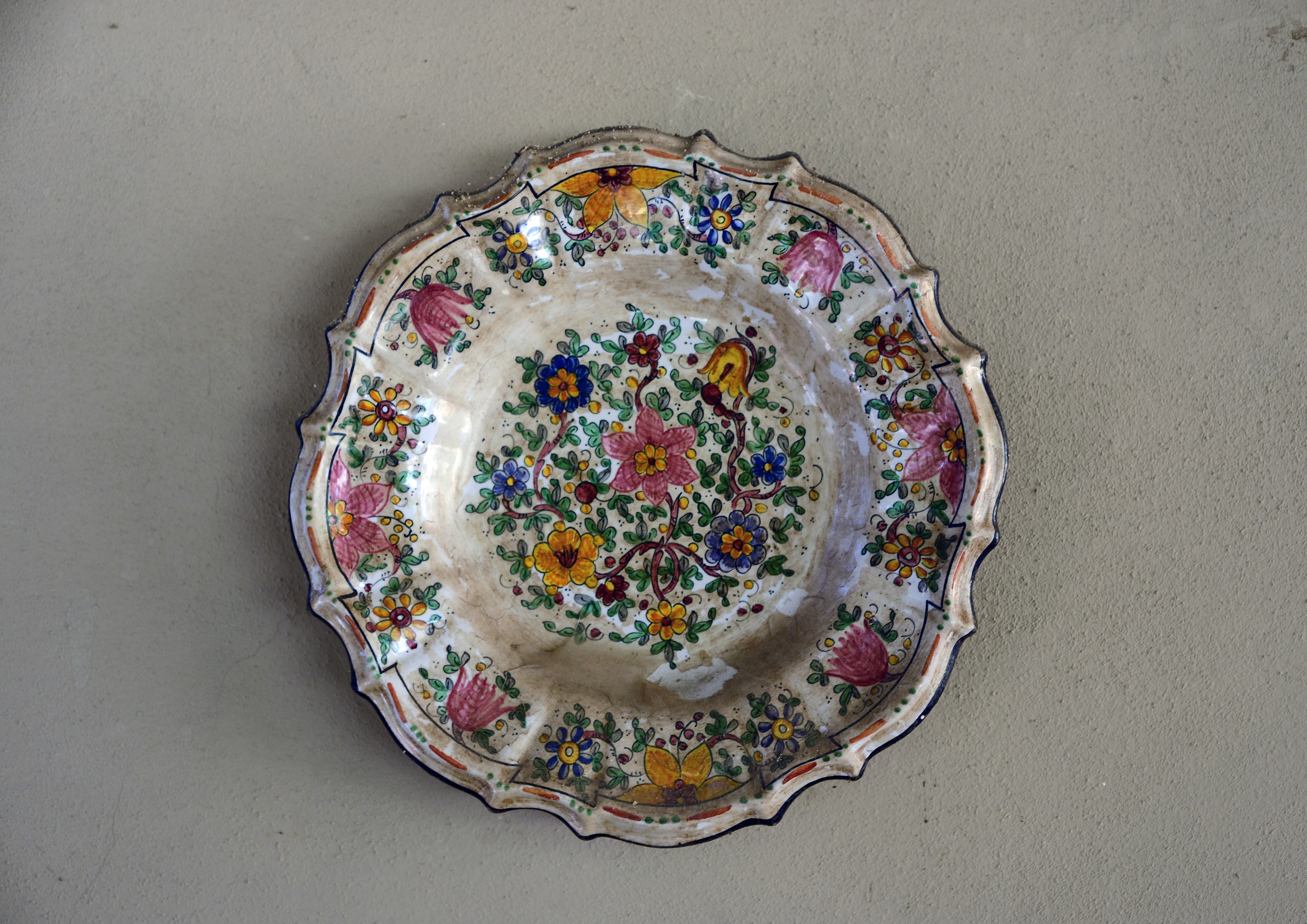 Serie di Tre Piatti Decorativi in Ceramica