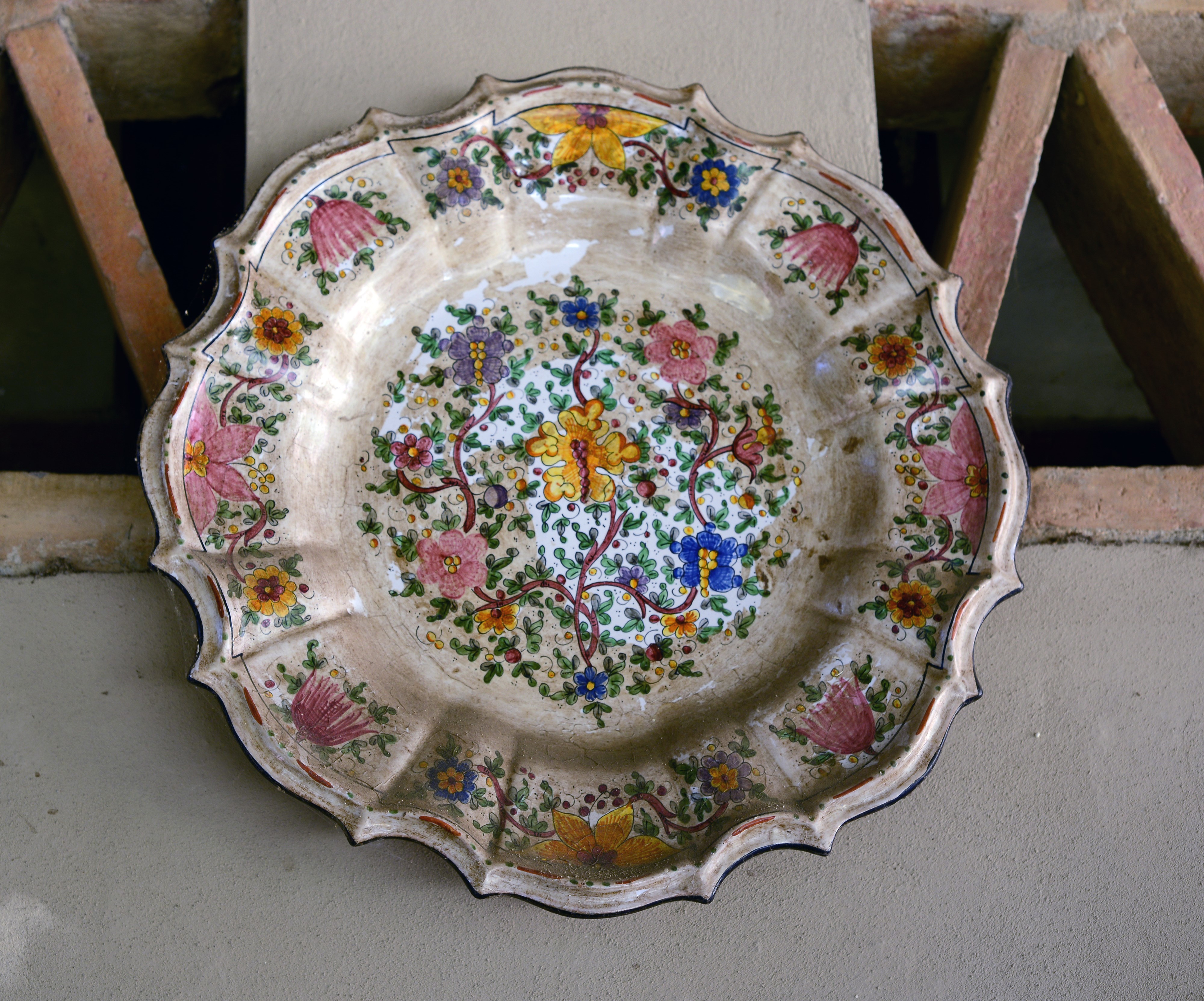 Serie di Tre Piatti Decorativi in Ceramica