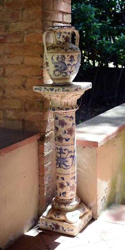 Colonna con Vaso Ad Anfora in Ceramica