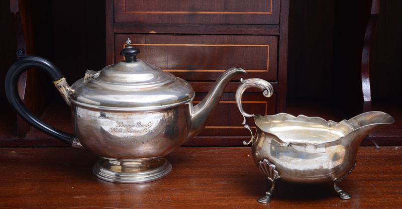 Teiera e salsiera in argento