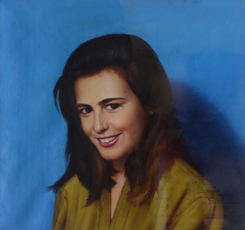 Ritratto di ragazza con sfondo blu