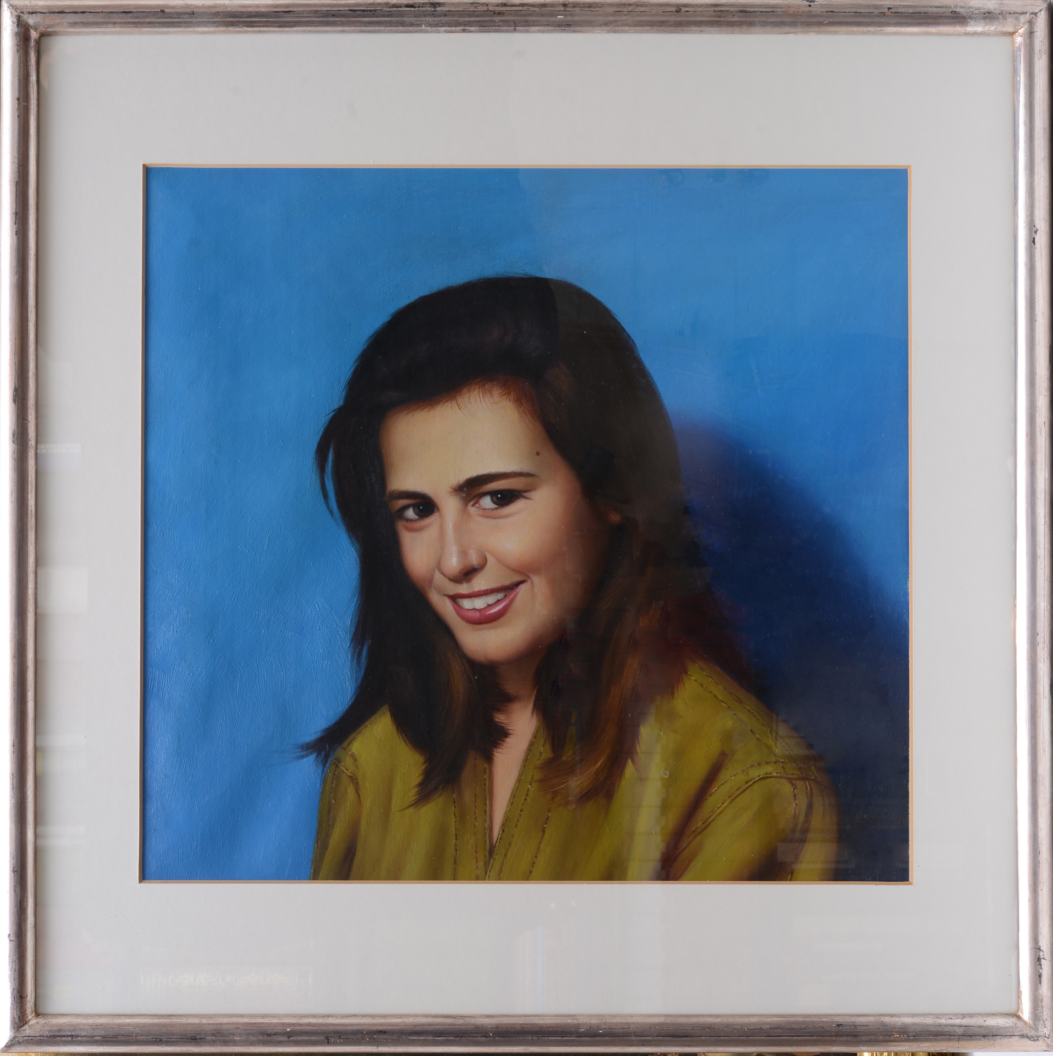 Ritratto di ragazza con sfondo blu