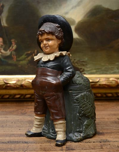 Scultura di Bambino con Scatola