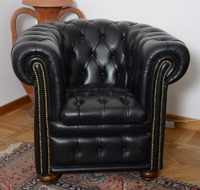Poltrona a Pozzetto Chesterfield in Finta Pelle