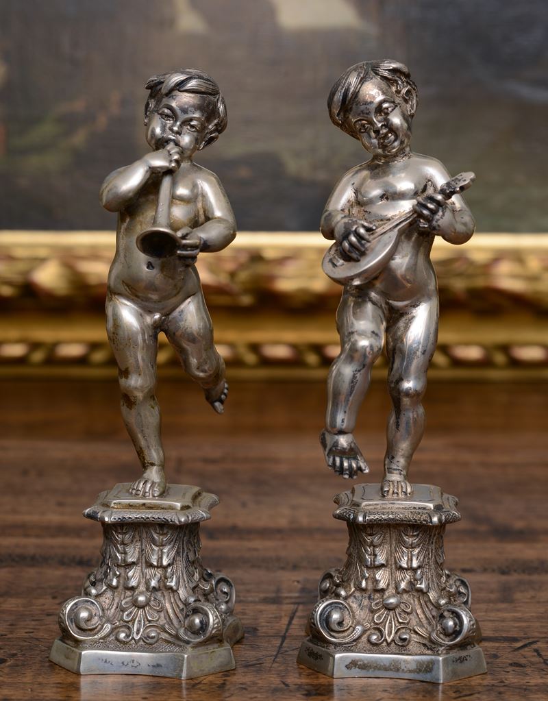 Coppia di Putti Musicanti su Capitello Corinzio in Argento