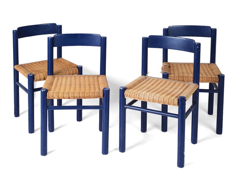 Quattro sedie blu con seduta in giunco