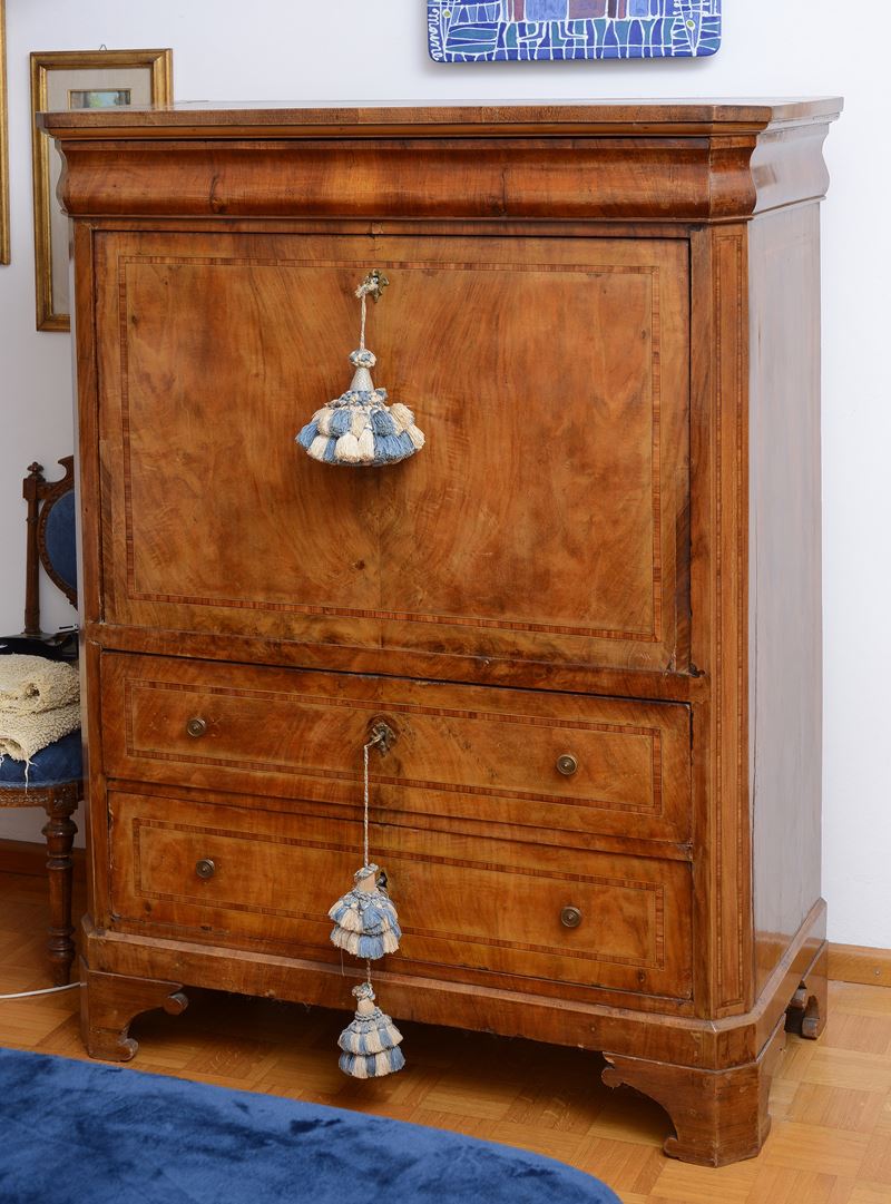 Secretaire impiallacciato in piuma di noce