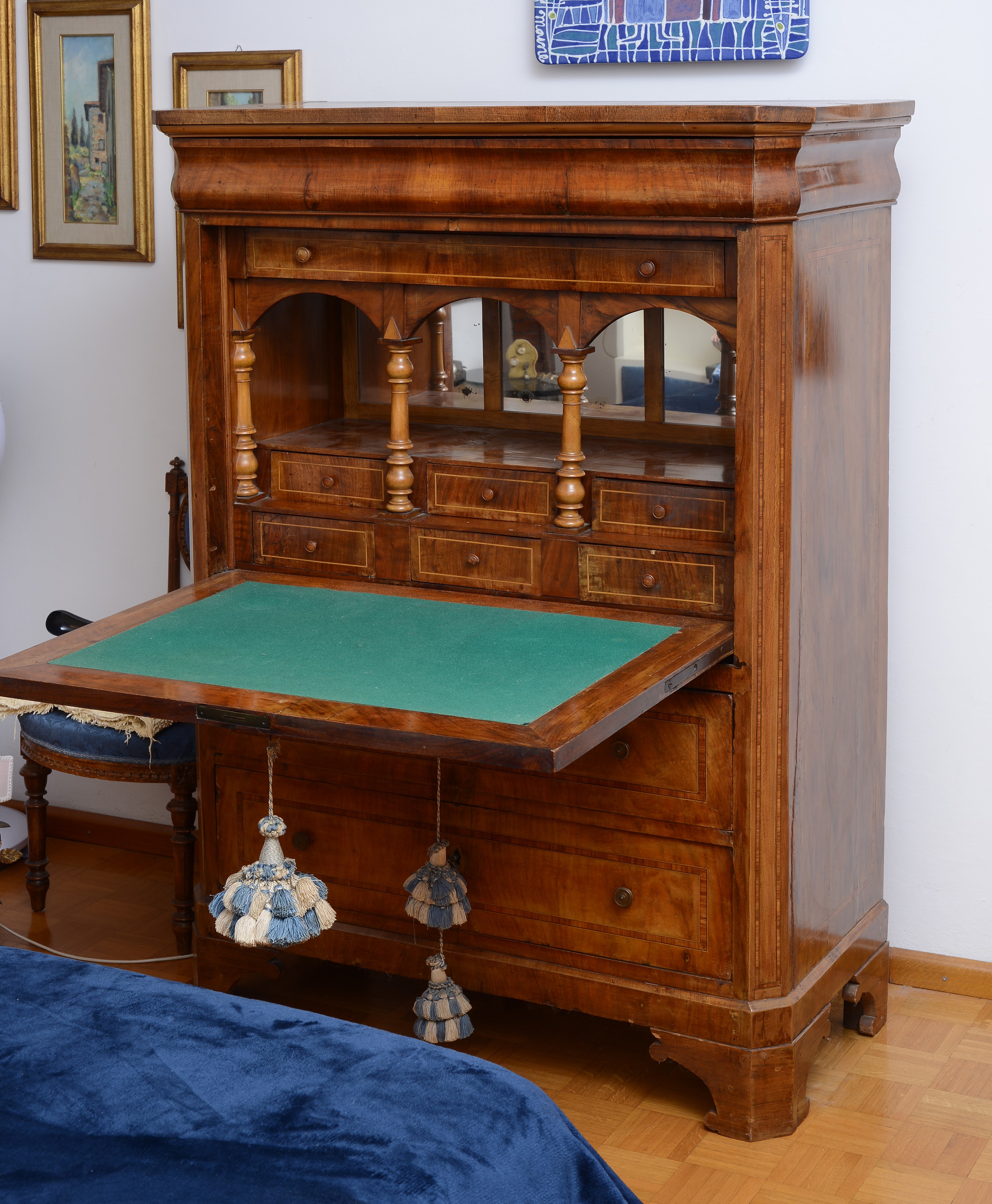 Secretaire impiallacciato in piuma di noce