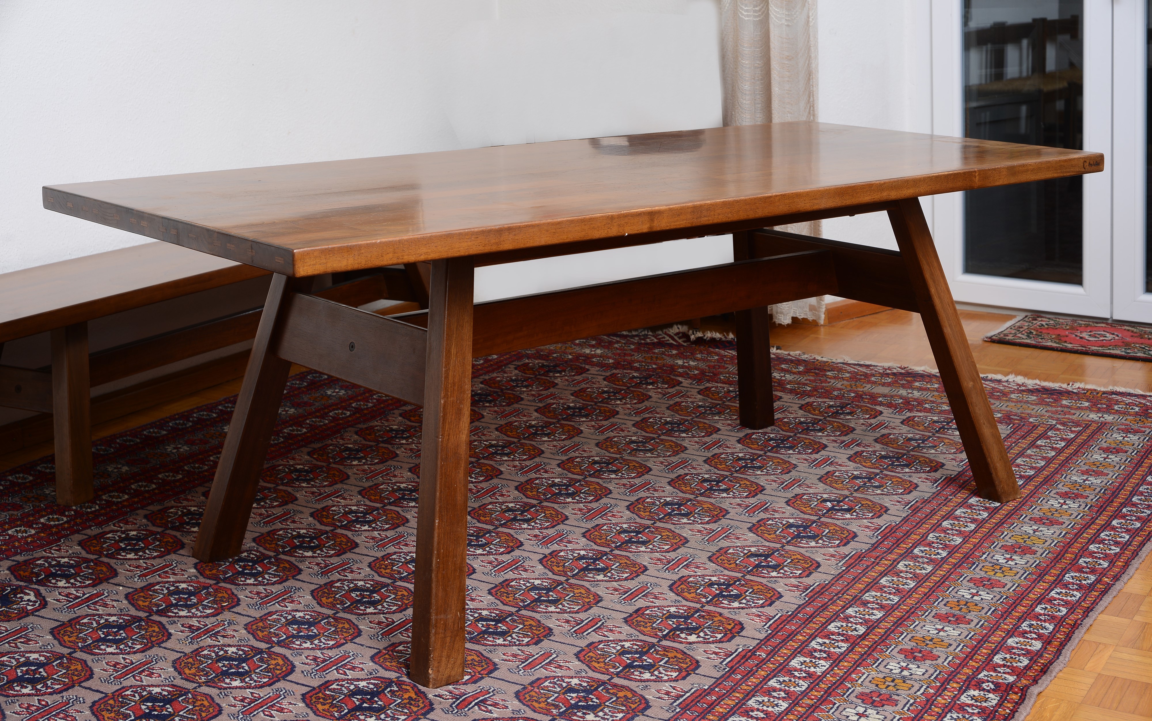 Tavolo una panca e quattro sedie