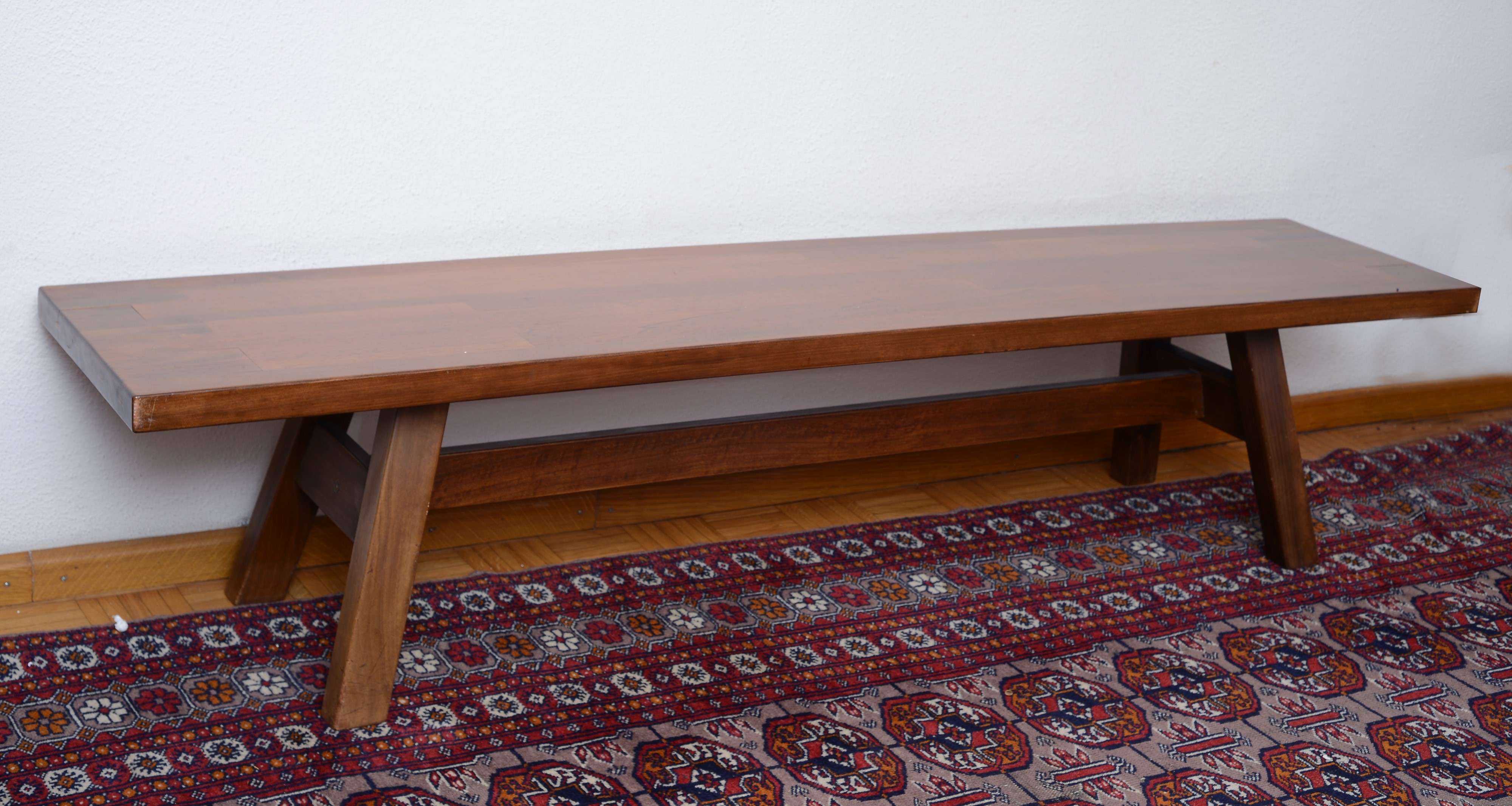 Tavolo una panca e quattro sedie