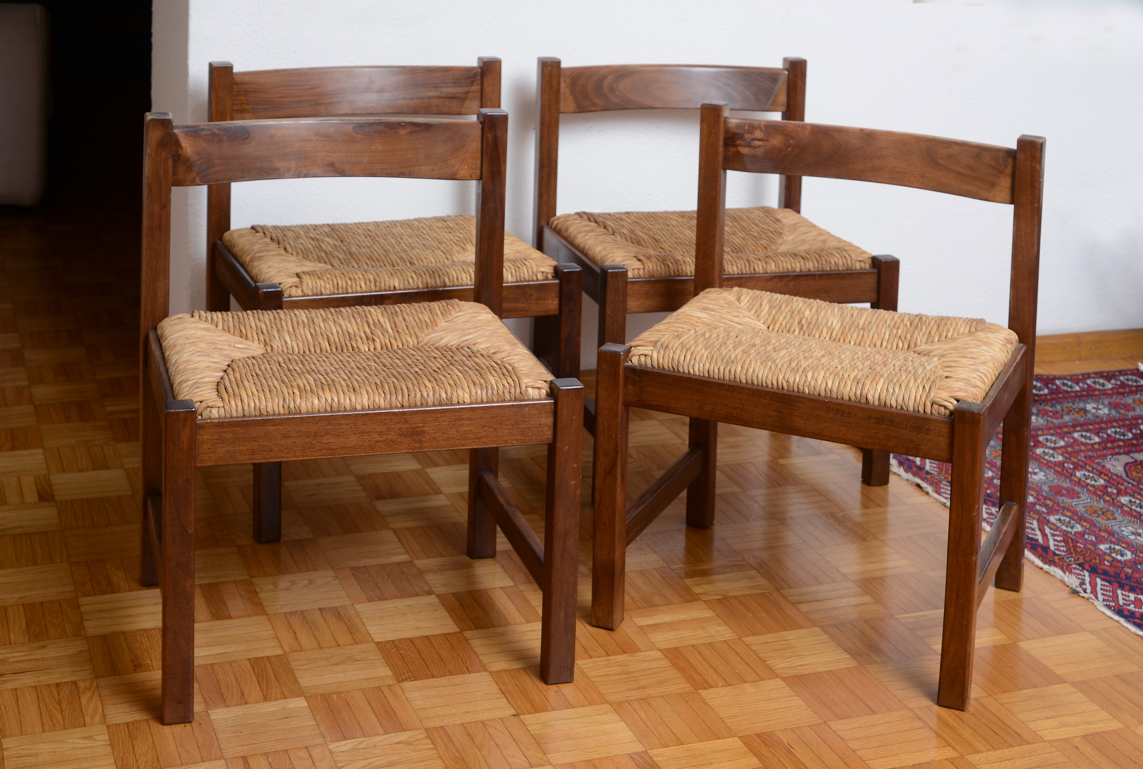 Tavolo una panca e quattro sedie