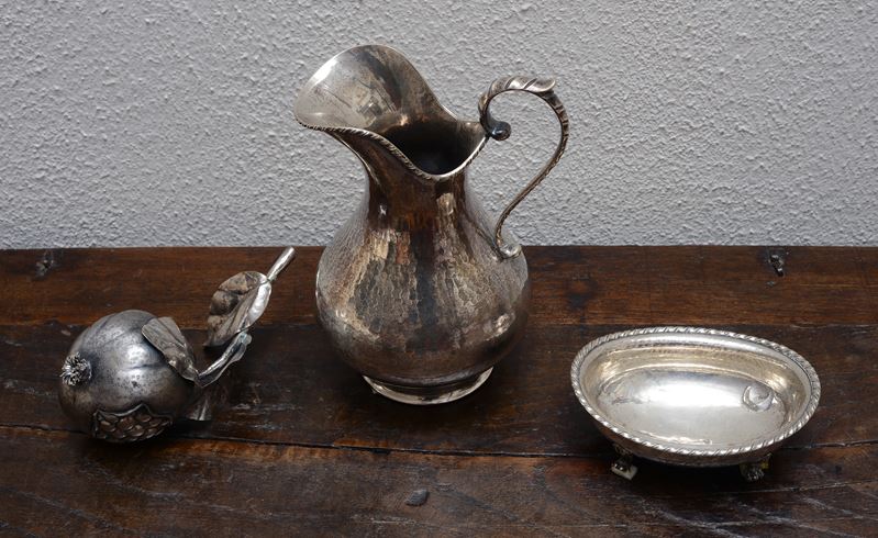 Una brocca, una vaschetta