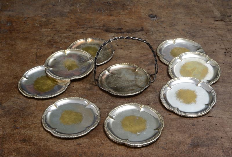 Piccolo cestino e nove piattini