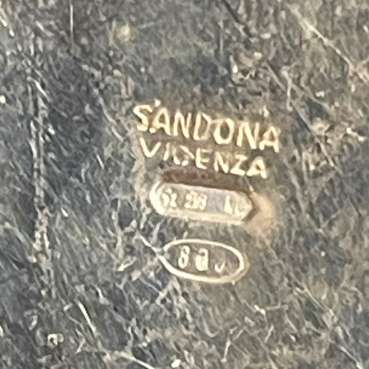 Lotto composto da otto oggetti