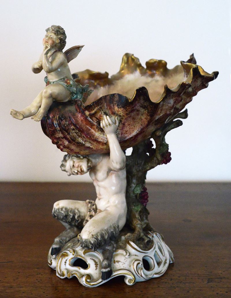 Fauno che sostiene conchiglia, con putto