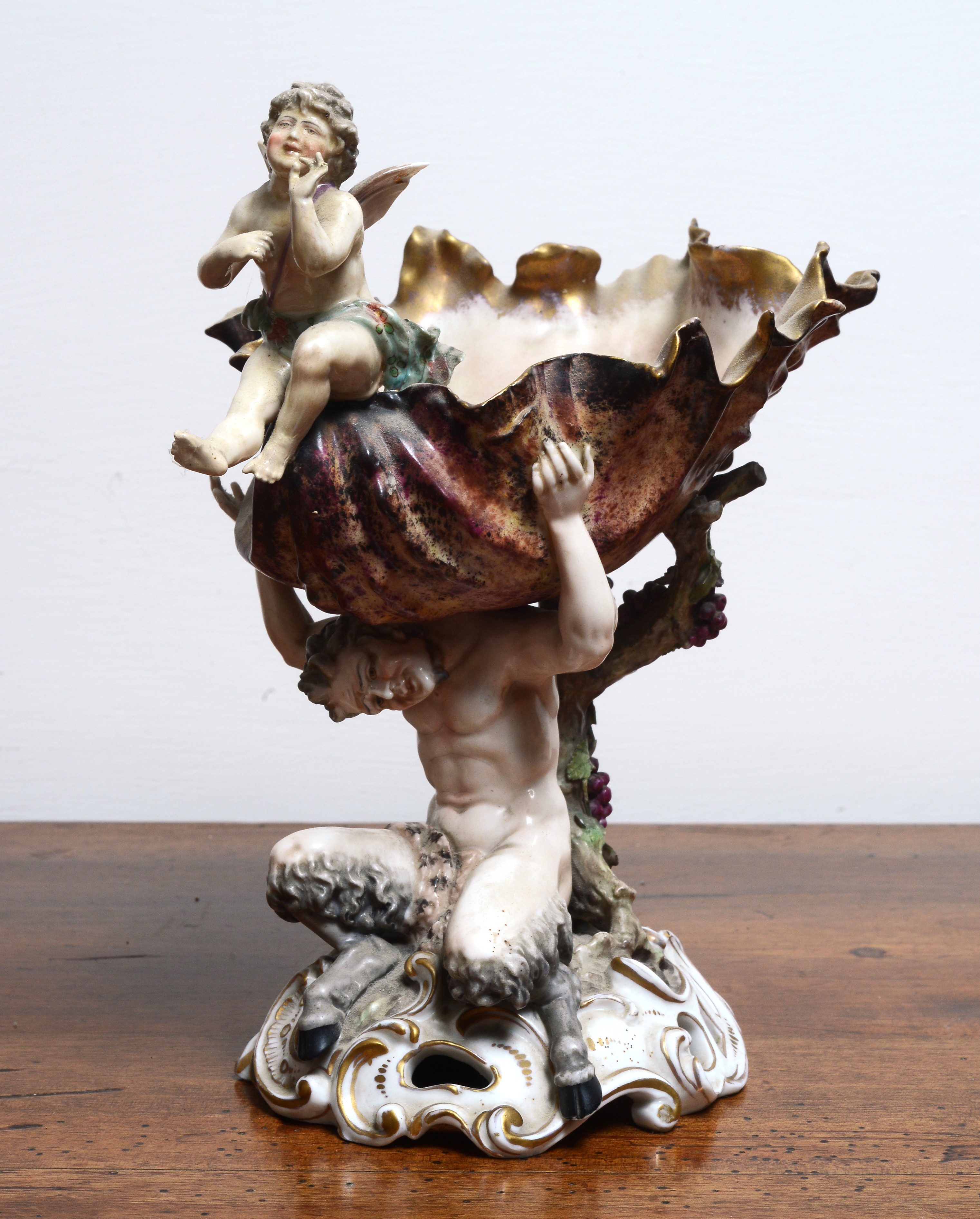 Fauno che sostiene conchiglia, con putto