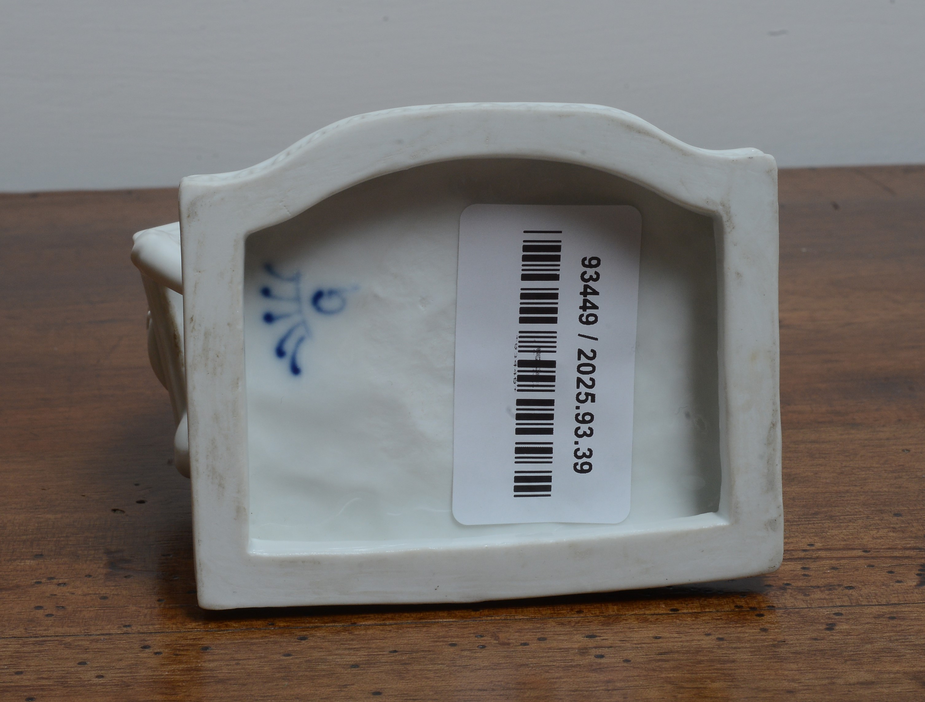 Bambina con gabbietta